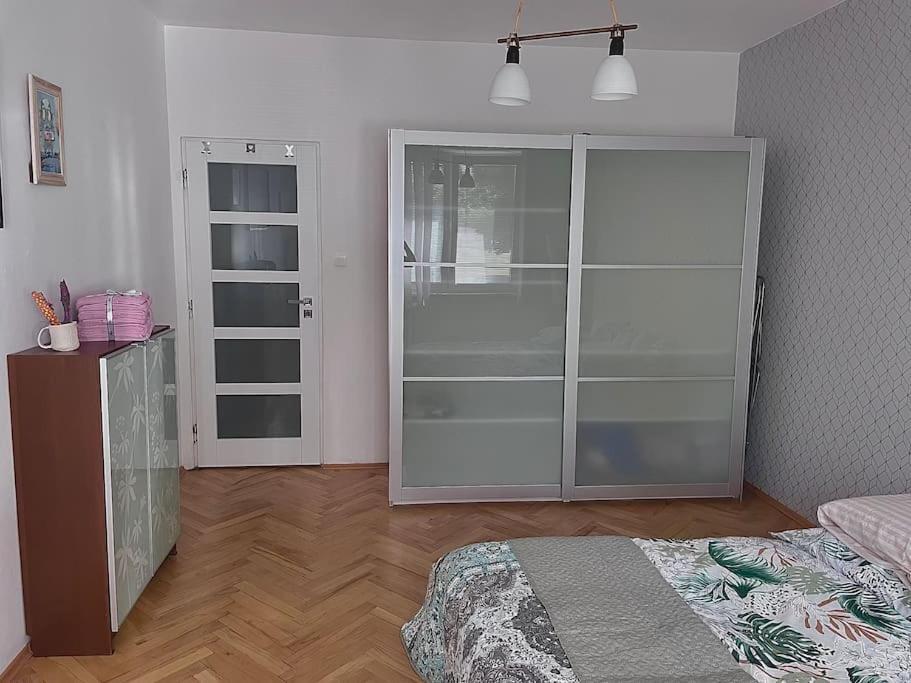 2,5 Izbovy Apartman V Ruzinove S Parkovanim Zdarma Pozsony Kültér fotó